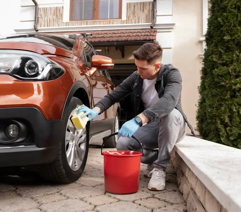 Lavage auto à domicile Beaumont-Pied-de-Bœuf : professionnel intervenant sur un véhicule